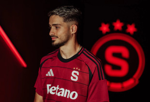 Albion Rrahmani me fanelle te Sparta Prages