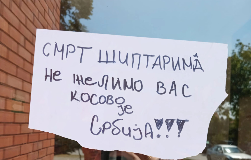 Shfaqet mbishkrimi “Vdekje shqiptarëve, Kosova është Serbi” në hyrje të Shtëpi të Shëndetit në Bujanoc