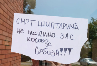Shfaqet mbishkrimi “Vdekje shqiptarëve, Kosova është Serbi” në hyrje të Shtëpi të Shëndetit në Bujanoc