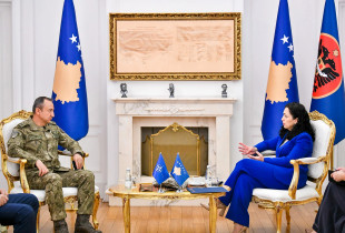 Presidentja Vjosa Osmani dhe komandanti i KFOR-it Oezkan Ulutash