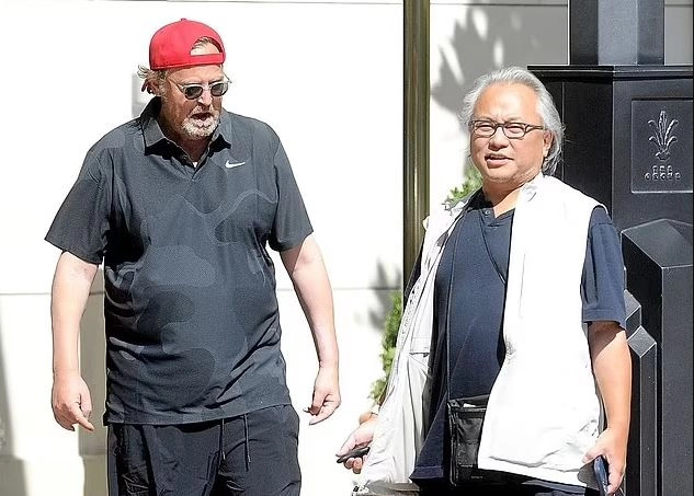 Matthew Perry dhe asistenti i tij, Kenny Iwamasa