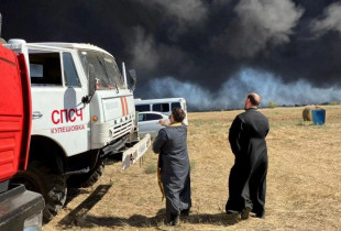 Priftërinjtë rusë bekojnë zjarrfikësit pasi Ukraina ia vë zjarrin depos së karburanteve
