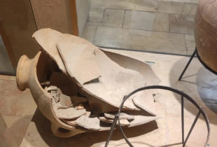 Djaloshi thyen aksidentalisht vazon 3,500-vjeçare në një muze