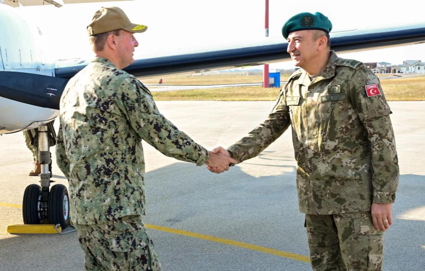 Komandanti i misionit të NATO-s në Kosovë, KFOR, gjeneralmajor Oezkan Ulutash dhe komandanti i Komandës së Forcave të Përbashkëta Aleate në Napoli, Admiralin Stuart B. Munsch