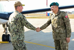 Komandanti i misionit të NATO-s në Kosovë, KFOR, gjeneralmajor Oezkan Ulutash dhe komandanti i Komandës së Forcave të Përbashkëta Aleate në Napoli, Admiralin Stuart B. Munsch