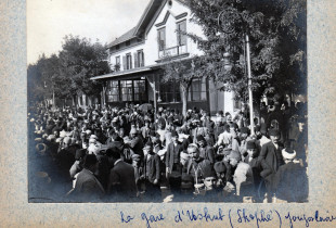 “Prej Shkupi, ne shkuam deri në Selanik, pastaj vazhduam për në Stamboll. Atë atmosferë të tmerrit në Stacionin e Shkupit mund ta përshkruajë vetëm ai që e ka përjetuar”, dëshmon Mustafë Mustafa. Në foto: Stacioni Hekurudhor i Shkupit