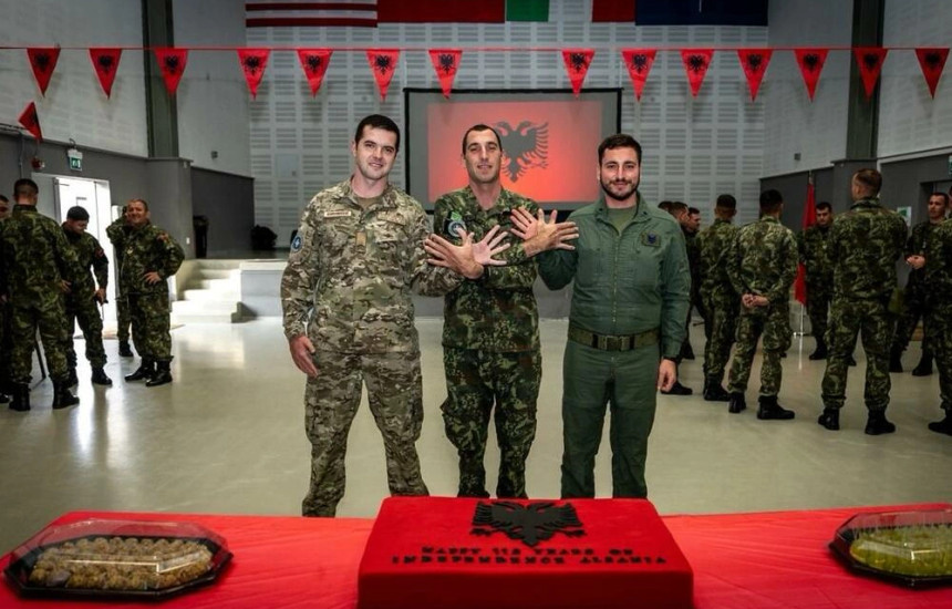 ushtari malazias David Gorvokoviq duke e bere shqiponjen me ushtaret shqiptare