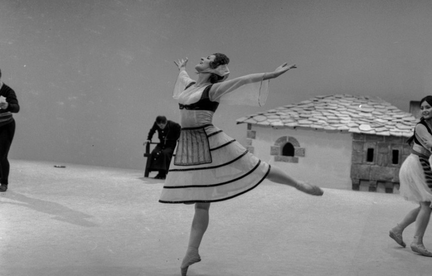 Zoica Haxho në rolin kryesor në shfaqjen “Cuca e maleve” me koreografi të Agron Aliajt në vitin 1974