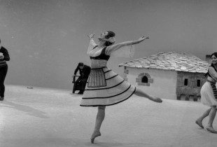 Zoica Haxho në rolin kryesor në shfaqjen “Cuca e maleve” me koreografi të Agron Aliajt në vitin 1974