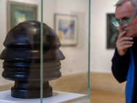 Skulpturë e Renato Bertellit e vitit 1933, “Head of Mussolini (Continuous profile)” e vendosur në ekspozitën “The Age of Futurism” në Galerinë Kombëtare të Artit Modern dhe Bashkëkohor në Romë
