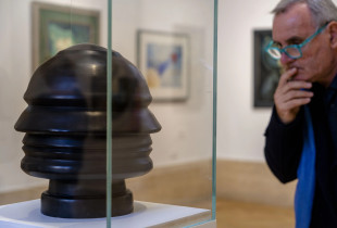 Skulpturë e Renato Bertellit e vitit 1933, “Head of Mussolini (Continuous profile)” e vendosur në ekspozitën “The Age of Futurism” në Galerinë Kombëtare të Artit Modern dhe Bashkëkohor në Romë