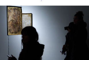 Të thjeshta në pamje e lehtë të zbërthyeshme duken veprat e artistit boshnjako-shqiptar. Tejet kuptimplote janë mesazhet