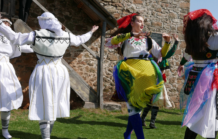 Vajzat në “K’cimin e Tropojës” në festën e “Ditës së verës” në fshatin Bujan të Tropojës më 2021 (Foto: Erfort Kuke. Burimi: UNESCO)