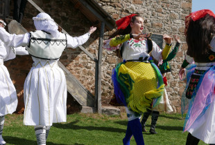 Vajzat në “K’cimin e Tropojës” në festën e “Ditës së verës” në fshatin Bujan të Tropojës më 2021 (Foto: Erfort Kuke. Burimi: UNESCO)