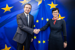 Kryeministri Albin Kurti është takuar në Bruksel me Komisioneren e BE-së për Zgjerim, Marta Kos