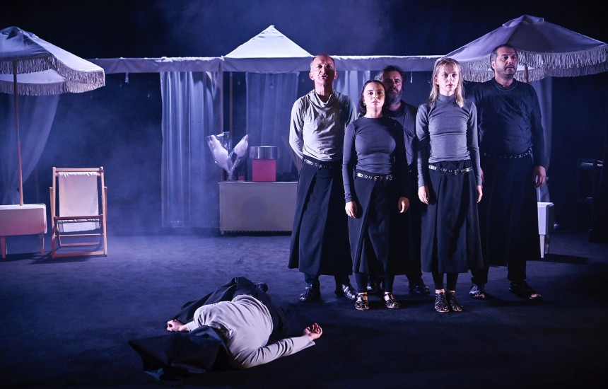 Skenë nga shfaqja “Të gjashtët kundër Turqisë”, e dhënë premierë në teatrin “Oda” në Prishtinë, më 16 tetor të këtij viti