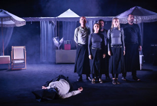Skenë nga shfaqja “Të gjashtët kundër Turqisë”, e dhënë premierë në teatrin “Oda” në Prishtinë, më 16 tetor të këtij viti