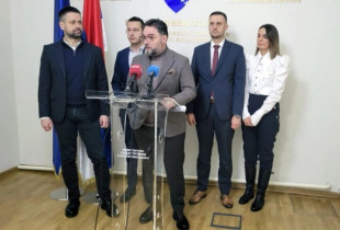 Ministri i Financave në Këshillin e Ministrave, Srxhan Amixhiq, zëvendësministri i Mbrojtjes, Aleksandar Goganoviq, zëvendësministrja e Çështjeve Civile, Marijana Mujiq, dhe zëvendësministri i Komunikacionit dhe Transportit, Ognjen Janjiq