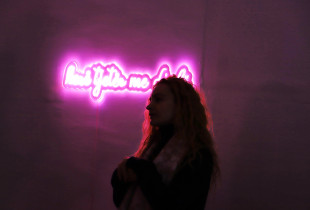 Thënia “herë tjetër me djalë” e punuar me drita LED, ngjyrë të purpurt, nxjerr në pah rolin dominues të meshkujve në kulturën shqiptare. Është kontrapunkt i konceptit që sjell Blerta Kambo (Foto: Galeria 17)