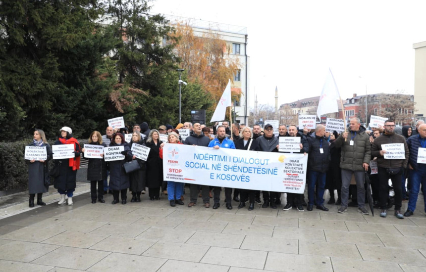 Punëtorët shëndetësorë kanë protestuar të enjten para Qeverisë së Kosovës (5 dhjetor 2024)