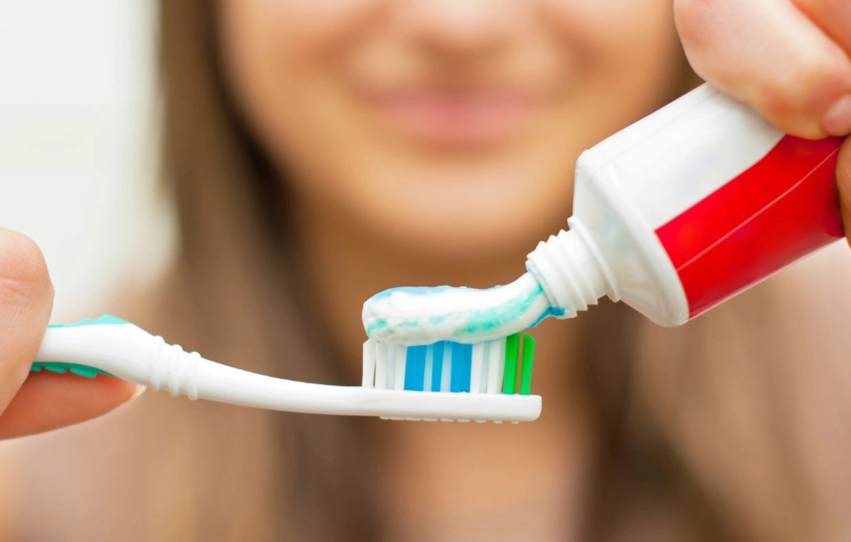 Miliona njerëz në rrezik nga  vrasësi i heshtur  pasi e përdorin gabimisht furçën e dhëmbëve