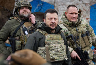 Presidenti ukrainas, Volodymyr Zelensky, me rroba ushtarake