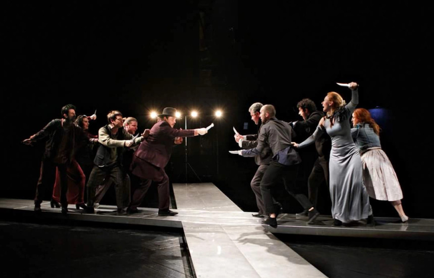 Kur para disa vjetësh “Qendra Multimedia” nga Prishtina dhe “Radionica Integracija” nga Bogradi realizuan shfaqjen “Romeo dhe Xhulieta”, me aktorë serbë e shqiptarë, premiera në Teatrin Kombëtar në Beograd qe vënë seriozisht në pikëpyetje