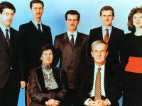 Presidenti Hafez al-Assad dhe gruaja e tij, Anisseh, në një foto familjare me fëmijët e tyre: Maher, Bashar, Bassel, Majd dhe Bushra. Foto: AFP/Getty Images