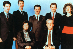 Presidenti Hafez al-Assad dhe gruaja e tij, Anisseh, në një foto familjare me fëmijët e tyre: Maher, Bashar, Bassel, Majd dhe Bushra. Foto: AFP/Getty Images