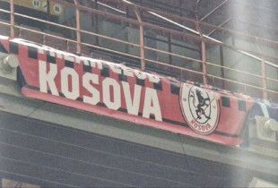 Kosova baneri ne ndeshjen Milan - Crvena Zvezda