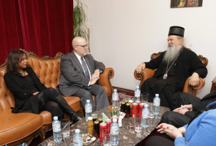 Ambasadori i Shteteve të Bashkuara të Amerikës në Kosovë, Jeffrey Hovenier, ka zhvilluar takim lamtumire me kryepeshkopin Teodosije të Kishës Ortodokse Serbe