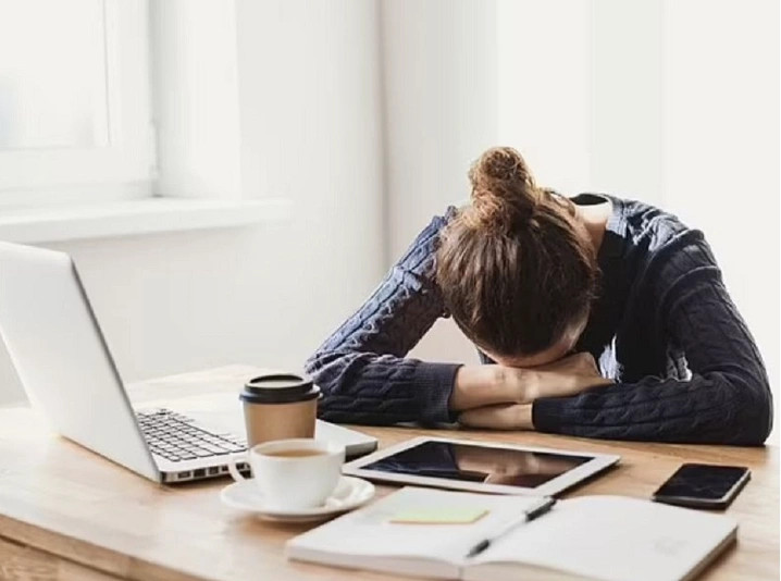 raporti-nderkombetar-mbi-840-mije-njerez-vdesin-ne-vit-nga-stresi-dhe-kushtet-e-renda-te-punes