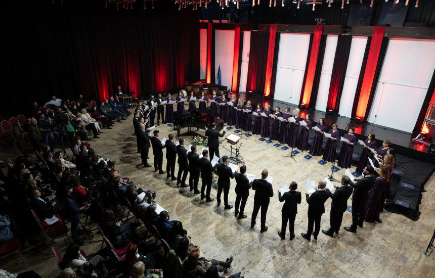 Vepra kompozitorësh nga Kosova e Shqipëria bashkë me ato ndërkombëtare, kanë jehuar me fuqinë e zërit në koncertin e fundit të Korit të Filharmonisë së Kosovës para publikut vendor (Foto: Arben Llapashtica)