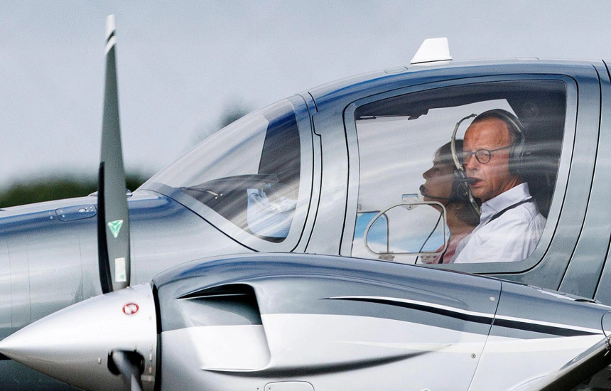 Friedrich Merz mbërrin me avionin e tij privat në dasmën e ministrit të atëhershëm gjerman të Financave, Christian Lindner, korrik 2022. Foto: Dpa Picture Alliance/Alamy