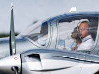 Friedrich Merz mbërrin me avionin e tij privat në dasmën e ministrit të atëhershëm gjerman të Financave, Christian Lindner, korrik 2022. Foto: Dpa Picture Alliance/Alamy