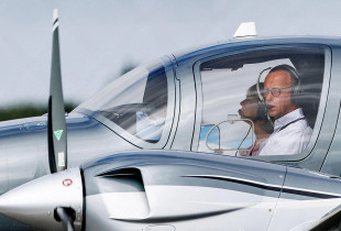 Friedrich Merz mbërrin me avionin e tij privat në dasmën e ministrit të atëhershëm gjerman të Financave, Christian Lindner, korrik 2022. Foto: Dpa Picture Alliance/Alamy