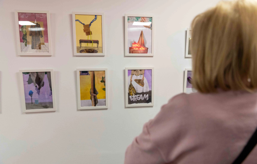 Veprat e ekspozuara në institucionin evropian në Prishtinë janë veç të një gjinie. Vijnë si dëshmi e fuqisë së grave por njëherësh edhe si thirrje për të drejta të barabarta në praktikë (Foto: Shtëpia e Evropës)