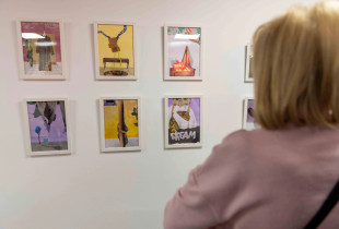 Veprat e ekspozuara në institucionin evropian në Prishtinë janë veç të një gjinie. Vijnë si dëshmi e fuqisë së grave por njëherësh edhe si thirrje për të drejta të barabarta në praktikë (Foto: Shtëpia e Evropës)