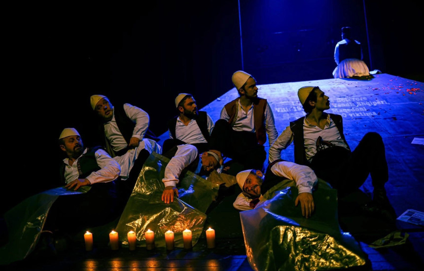 “13” shndërrohet në një eksplorim të thellë të pasigurive, tragjedive dhe dilemave ekzistenciale që kanë përshkuar historinë e shqiptarëve ndër shekuj (Foto: Teatri “Adriana”)