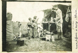 Kuzhina i oficerëve francezë në Korçë dhe fëmijët lypës, foto rreth vitit 1917
