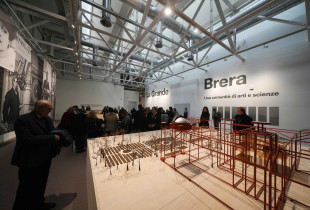 Vizitorët në një sallë të muzeut “Brera Modern” në Milano, të shtunën më 7 dhjetor 2024 (Foto: AP)