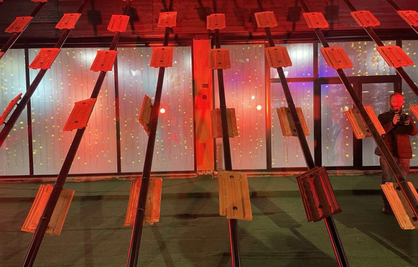 Rituali është ndërveprimi i publikut me veprën “Rradha jote”, por koncepti i veprës zgjerohet më tej. Ngre pyetje mbi traditat që koha i shuan e ngjall debate midis gjeneratash