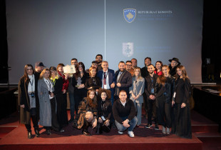 Midis 25 filmash, çmimin kryesor e ka fituar “Këtu vallëzohet me hijet”, me skenar të Bashkim Hoxhës dhe regjisor Pluton Vasin