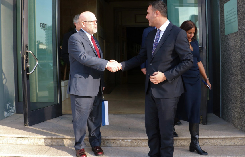 Kryetari i Kuvendit, Glauk Konjufca, ka pritur të mërkurën në takim lamtumirës ambasadorin amerikan në Kosovë, Jeffrey Hovenier