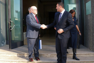 Kryetari i Kuvendit, Glauk Konjufca, ka pritur të mërkurën në takim lamtumirës ambasadorin amerikan në Kosovë, Jeffrey Hovenier
