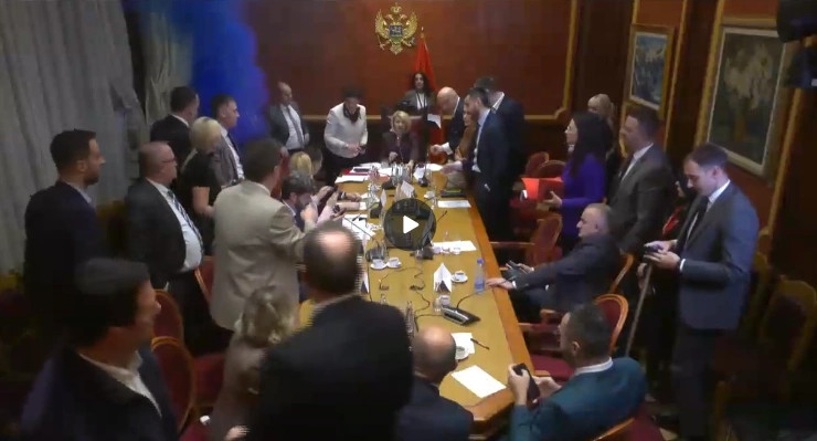 Në Kuvendin e Malit të Zi hidhet gazlotsjellës, si dikur në Kosovë