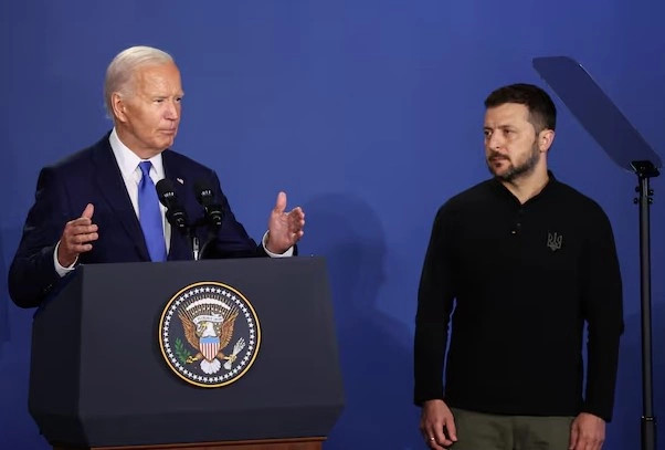 Joe Biden dhe  Volodymyr Zelensky