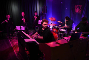Repertori me vepra origjinale e ka bërë të veçantë koncertin e së enjtes mbrëma të “Liburn Jupolli Ensemble” në “Defy Them”. E dallueshme është energjia e jashtëzakonshme që instrumentistët e përkthejnë në vepra origjinale të Jupollit (Foto: Adi Beqiri)
