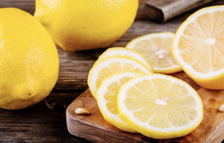 Uji i ngrohte me limon