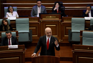 Edi Rama duke mbajtur fjalim ne seancen e perbashket Kosove - SHqiperi ne Prishtine (Foto: Alban Bujari)